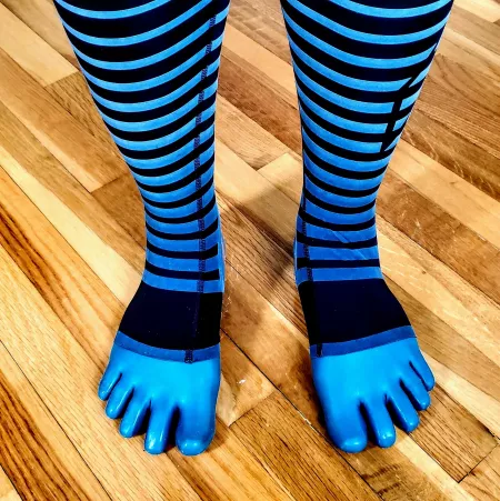 2XU compression tights and latex toe socks closeup by MutexLatex