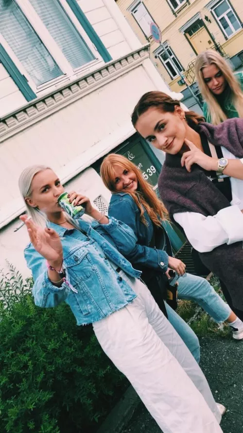 [3] Blonde or Brunette? by blackedsecret