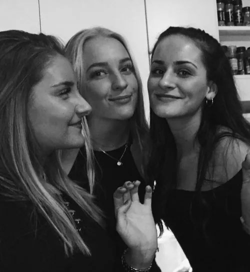 [3] Blonde or Brunette? by blackedsecret