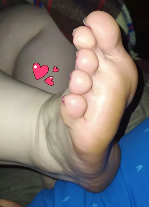 <3 Needing kisses <3 by ToesForMyMan