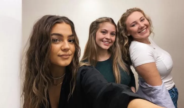 [3] Which best friend are you taking into bed? PM for more sexy pics by mikeyboy1231