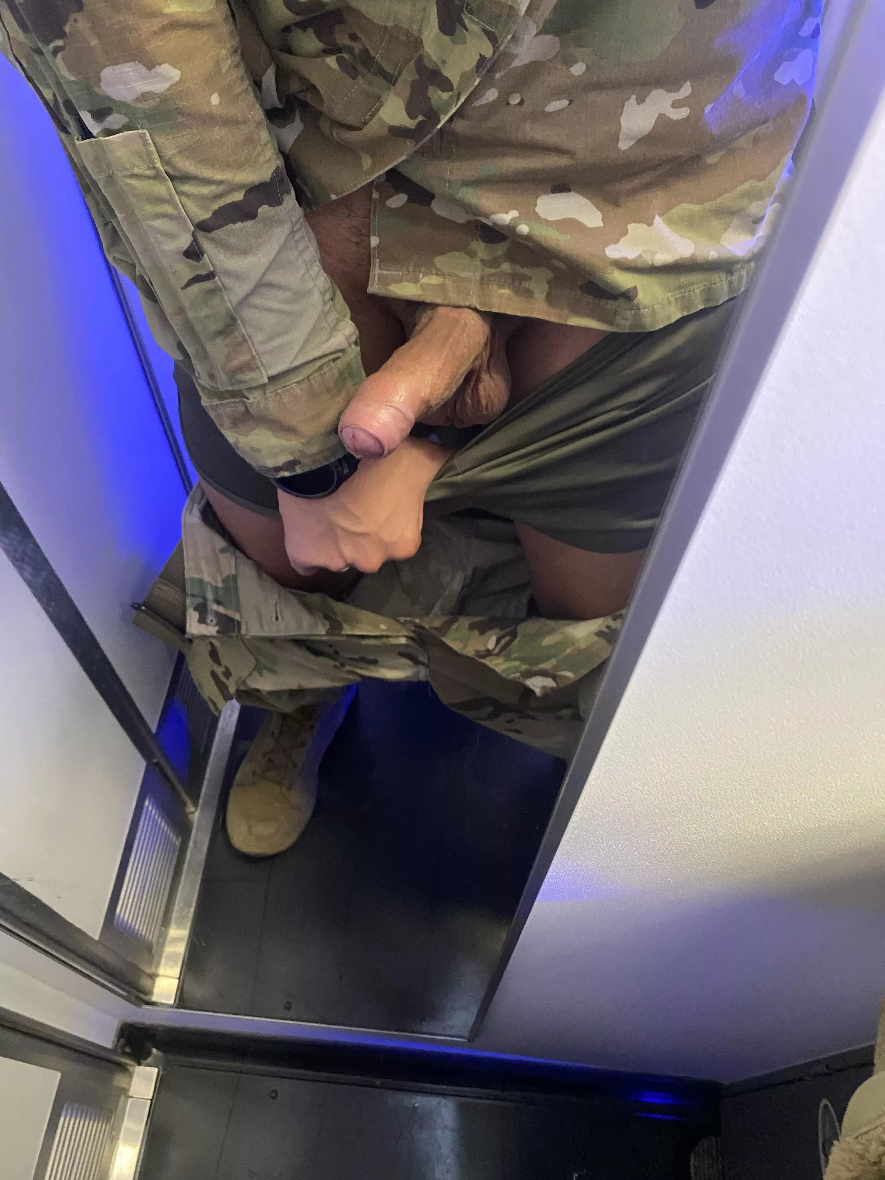 30. Anyone else get hard on flights? Dm me 😈 posted by iSuckUcum