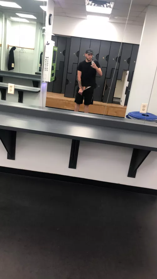 [32]Locker room peak. by pinktriangle7