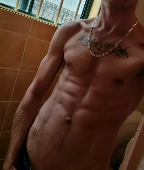 33yo Dad of 2 - representing the featherweights 👌🏾. Curiosity has gotten the better of me, wondering after 10+ yrs in a relationship, what the opinions of my appearance are from others...? Ok go 🤭 by Anon_emos