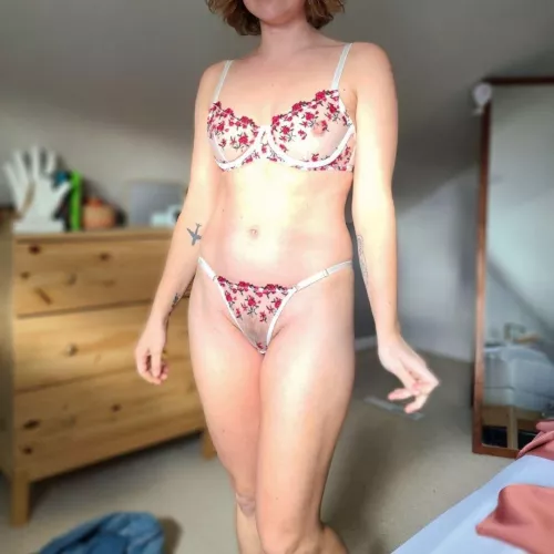 34, Mom of 2. Decided she wants to start sharing her body with the world. If you enjoy, there's more to come! by hotmomdotcm