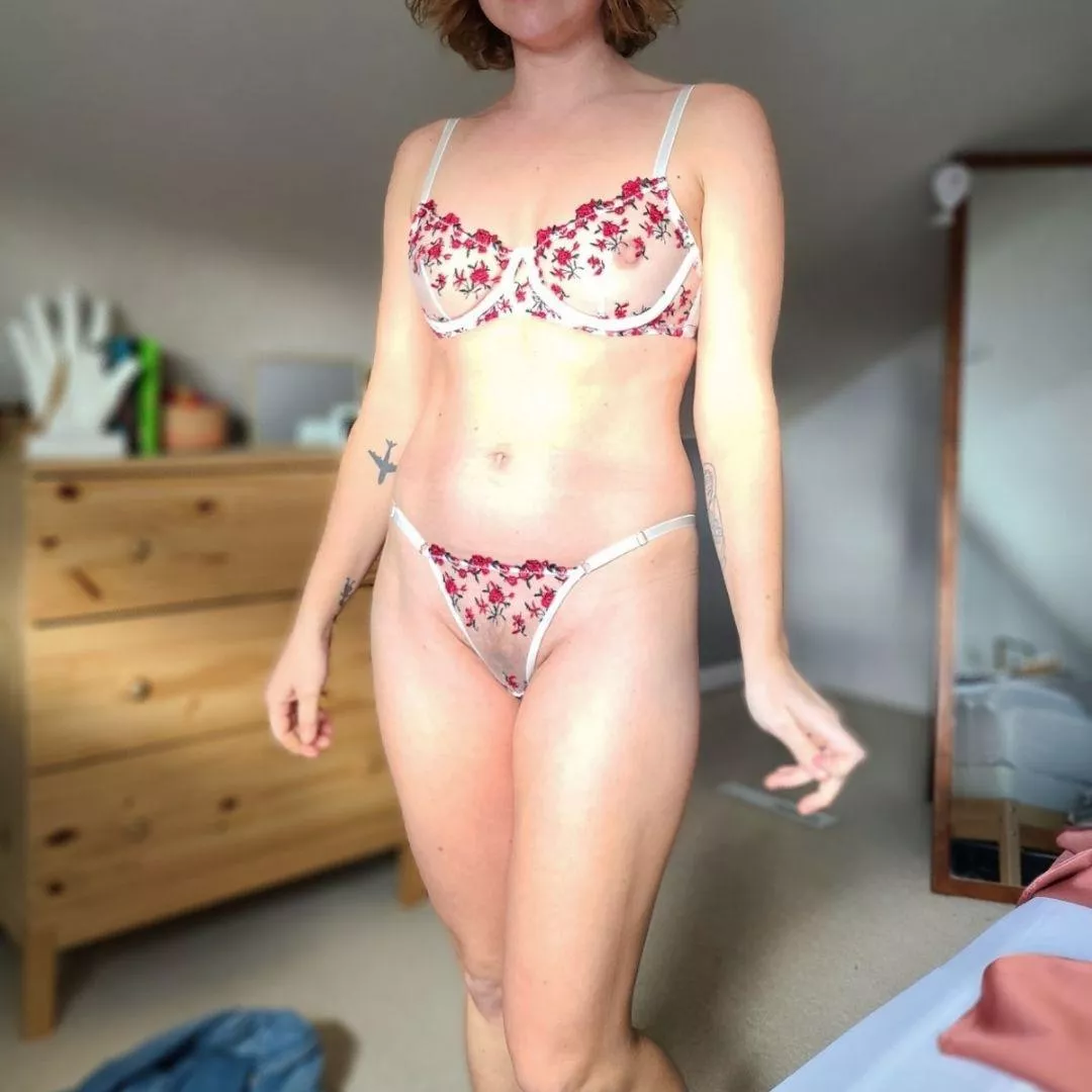 34, Mom of 2. Decided she wants to start sharing her body with the world. If you enjoy, there's more to come! posted by hotmomdotcm