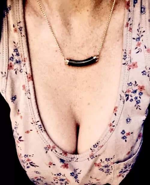 35[F] mom cleavage was looking good yesterday by fordemopurposes