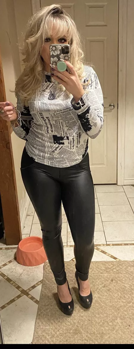 36 f mom of 2. Would you go eat with me? by MsElleLoren