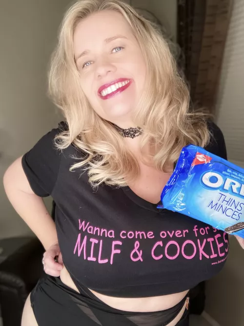 (41) Wanna come over for some milf and cookies? 💋 by Traci_Love