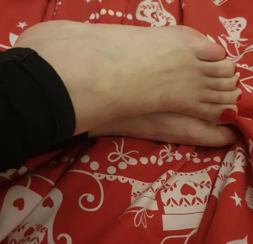 45yr old mom, would love a foot rub after the Christmas rush. Any takers? Xx by thismomfree2use