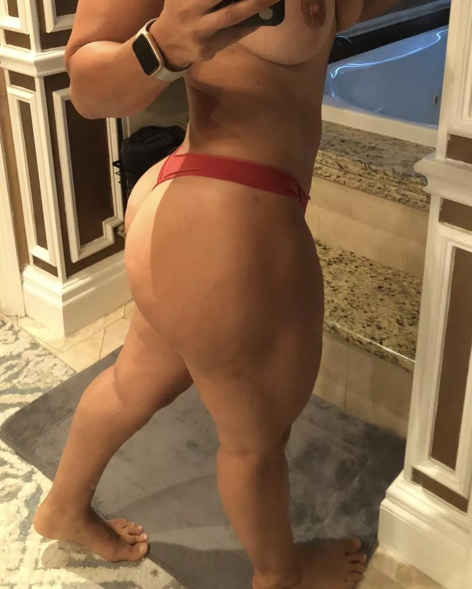 47 year old Latina big booty milf… smash? posted by Sexynalgonajade