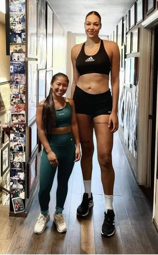 4’8” v 6’8” liz cambage posted by fcazaldo