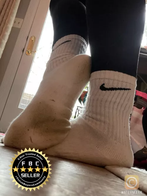 5 STAR ⭐️⭐️⭐️⭐️⭐️ MILF SELLER Available for IMMEDIATE SOCK WEAR ! 🧦 🤩 Amazing corn chip / slight vinegar vibe! My best seller Nike Crew socks are waiting for you! DM to book or if you have any questions 👃 🧦 Ask about my bi by MyWorldClassPanties