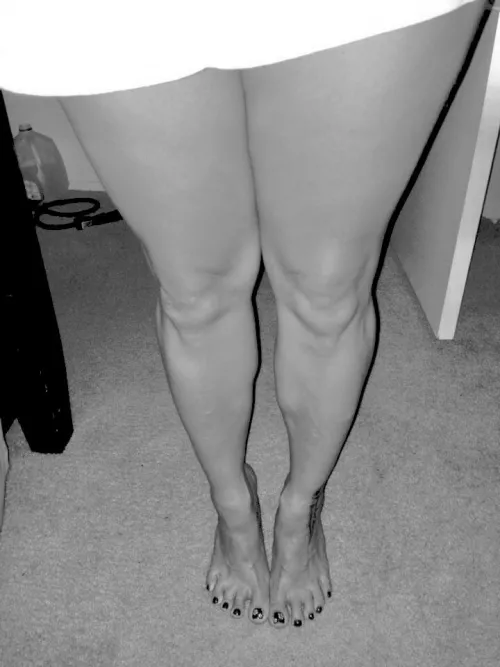 50 yo married milf, gilf black n white legs n toe spread for y’all. by Princessmilffeet