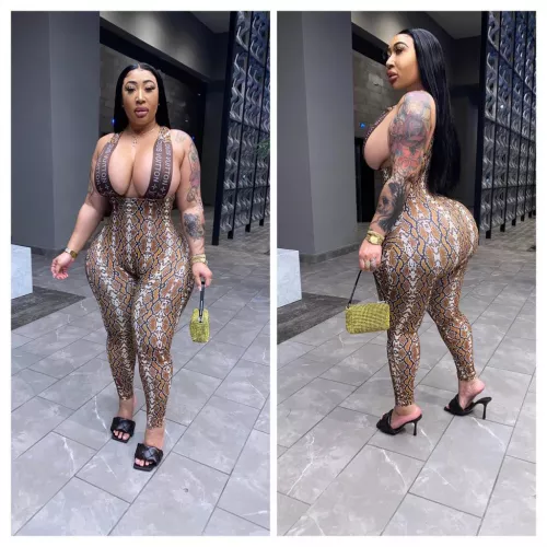 5’10”, 290lbs, 63 inches of ass by Theturtlehermit2000