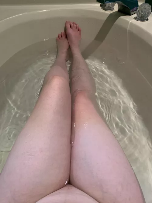 5’10” and a whole lotta leg by naughty-list-emma