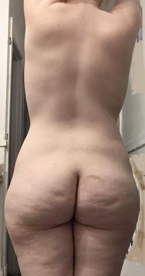 5’6”, 22, 165 lbs. I don’t like this photo but cellulite normal by Appropriate-Lecture4