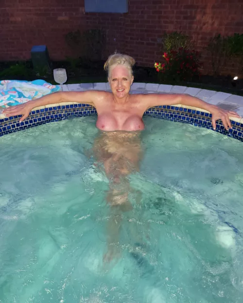 59(f) Don't like to soak alone! by halle_usa