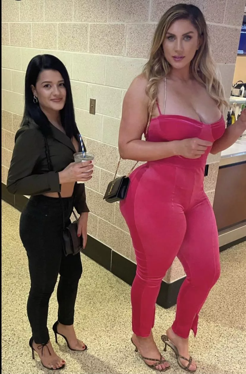 6’1 Sophie hall posted by fcazaldo