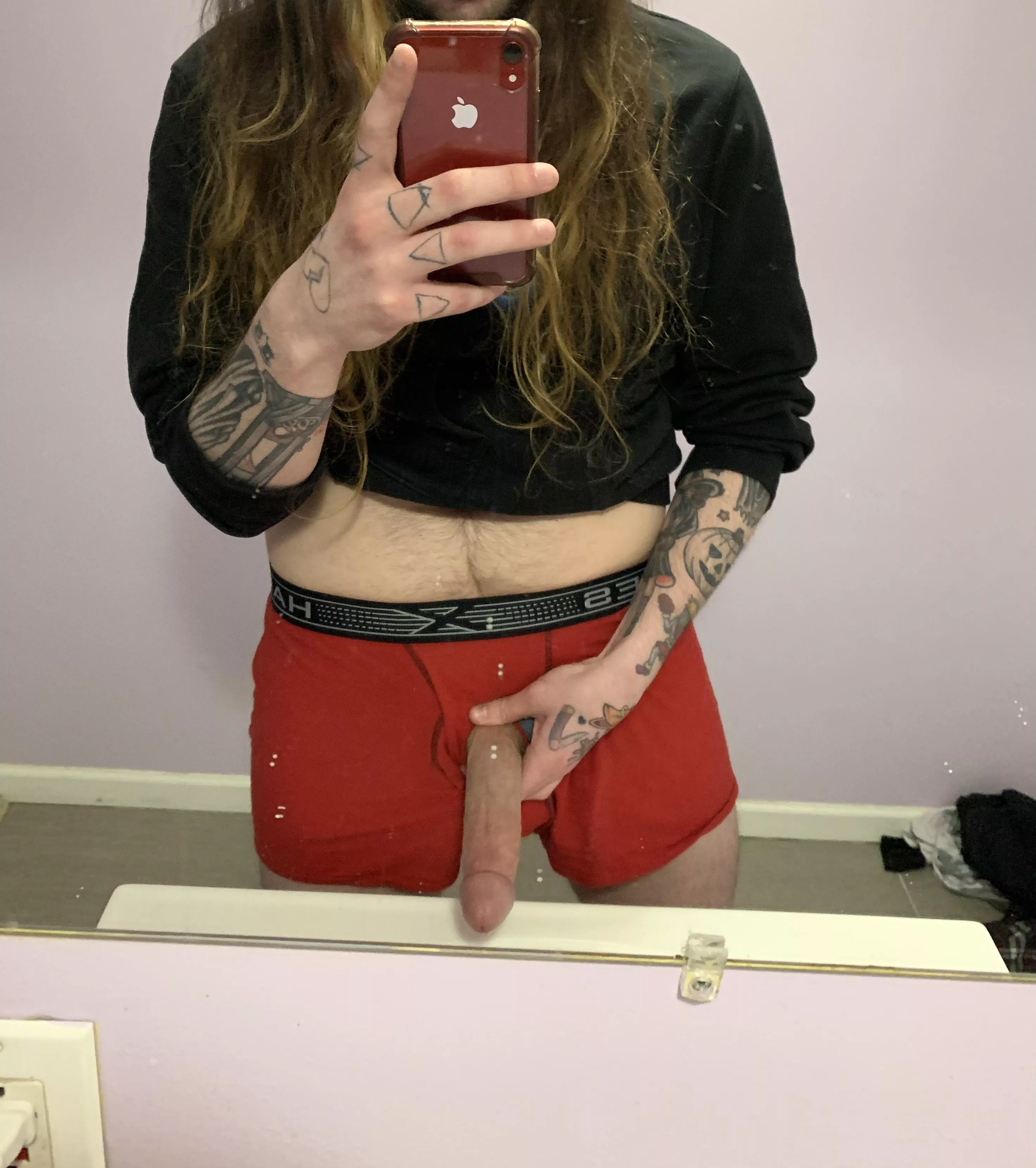 6'3, long hair, and tats. Am I your type? 🖤 posted by youralt_boyfriend