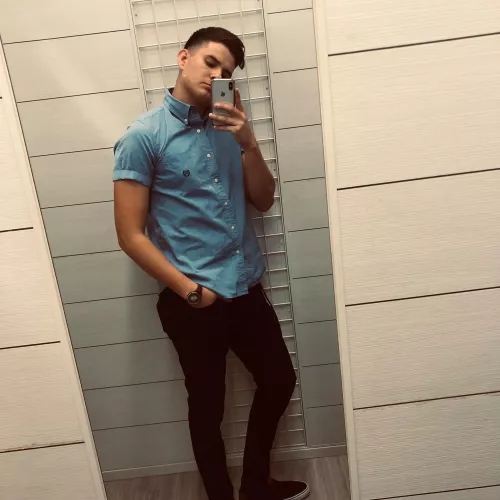 6’4. Anyone into tall guys??? I’m 22 btw 👕. by itsmrright101