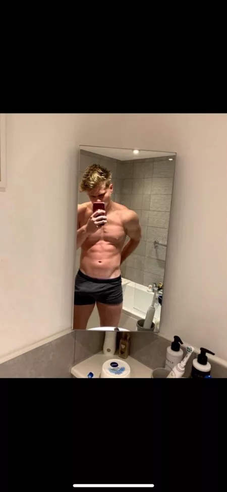 6’5” . 20 [M] I want to ruin you by JordanL14