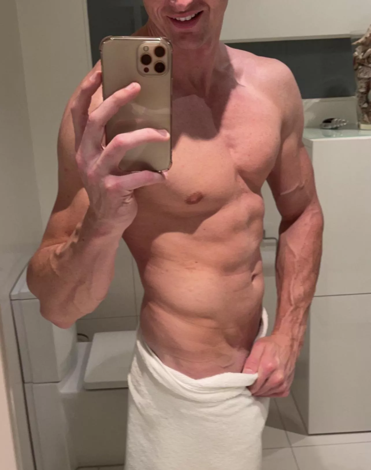 6’5 [m] After my daily workout 🤭 posted by natesalvatore