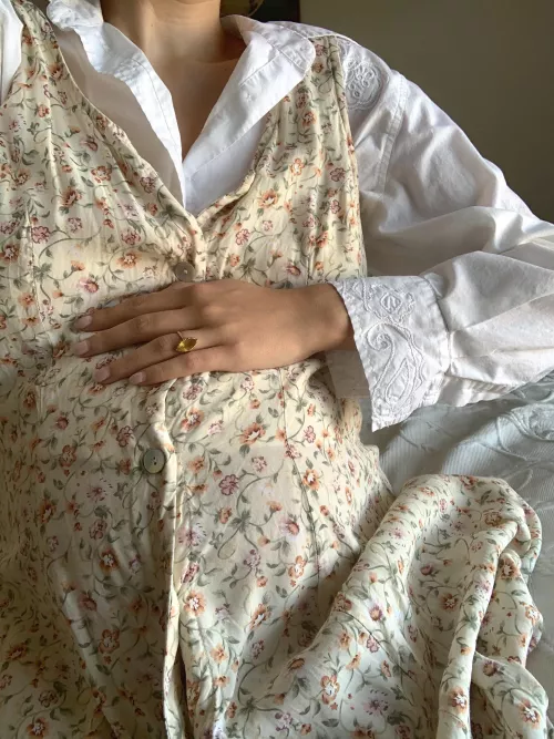 A beautiful pregnancy I’ve been documenting through Patreon🌷 (link in comments) by Abigailsart