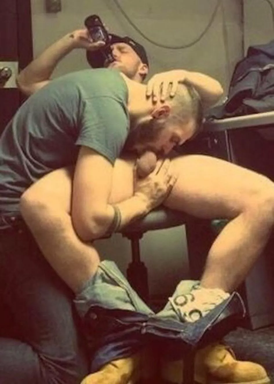 A beer and a brojob 😌 posted by Geekpair