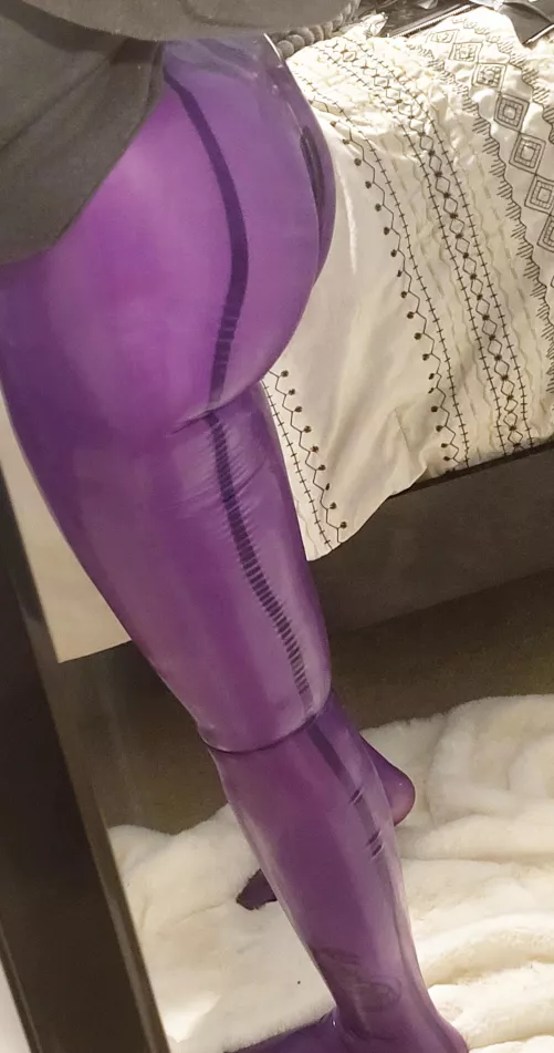 A busy day like today needs some simple latex and chill time 💚 by SweetheartLatex