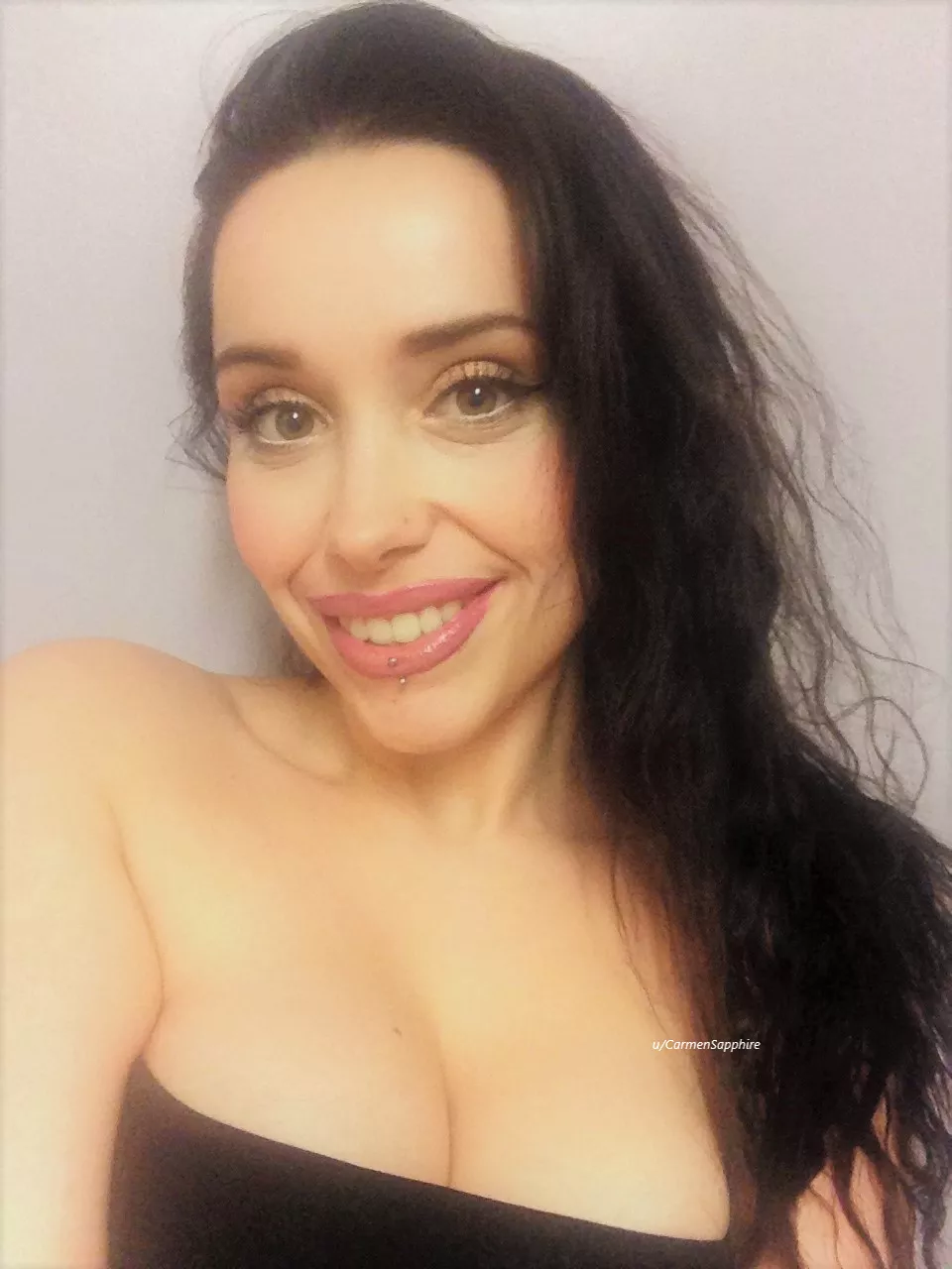 A cheeky pic to brighten your day 😋 posted by CarmenSapphire