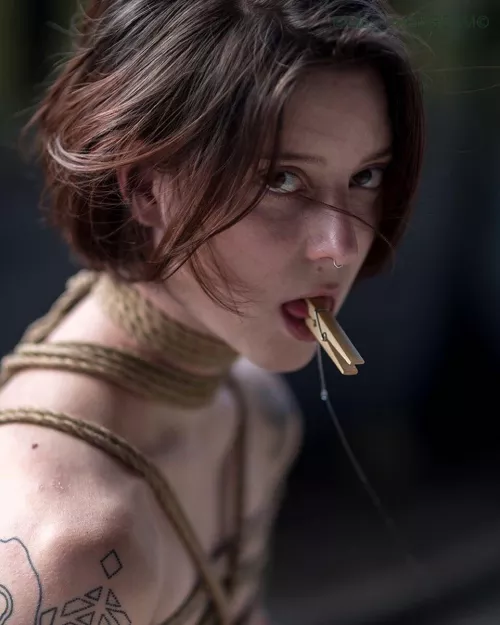 A Close Pinch ! by tapednude