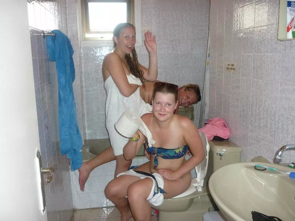 A crowded bathroom posted by CatpainTpyos