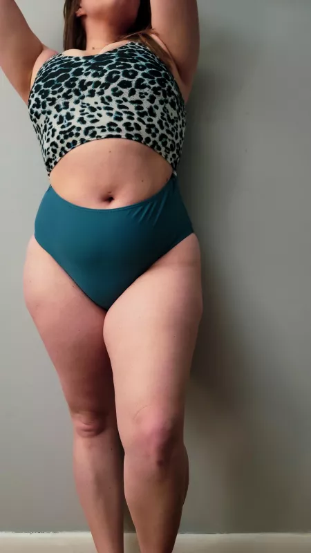 A cute belly button and even cuter swimsuit by Flirty4Flowers