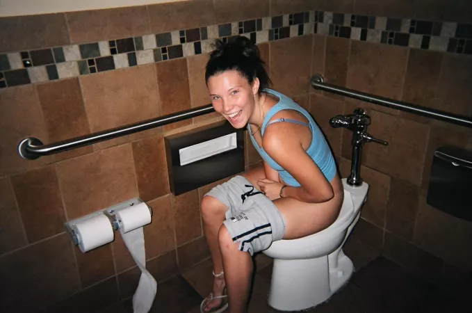 A dark public toilet by CatpainTpyos