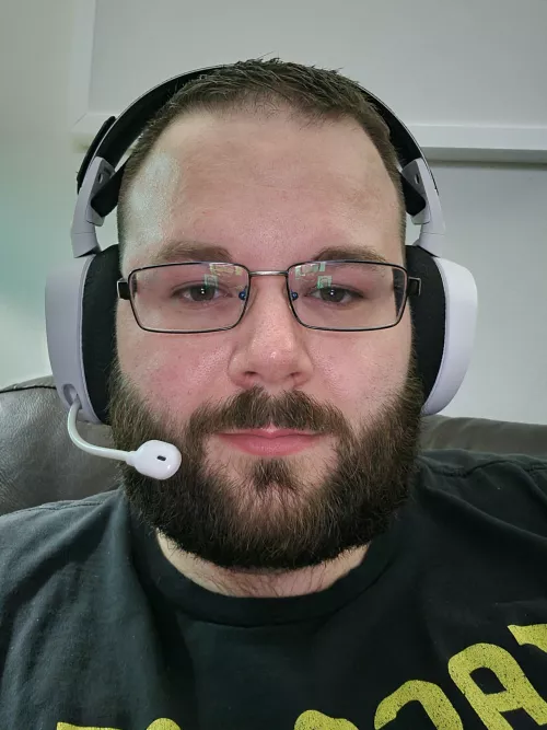 a gaymer cub and his gear by Edmcub