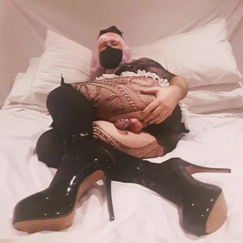 A good maid is locked and ready for service by badsissysecrets