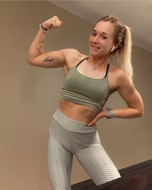 A hot fit blonde in leggings 🤩 by BMcBenchBoss35