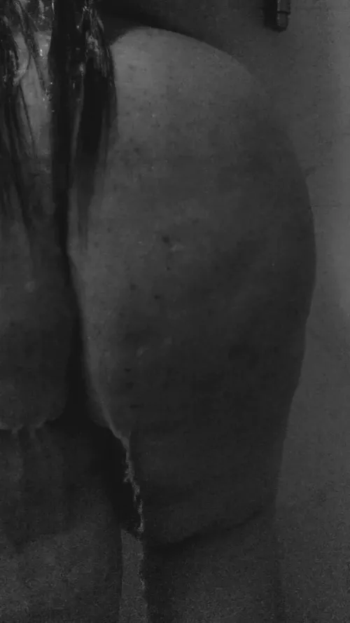 a lil b+w booty moment 🚿 22f by thirstyycurve