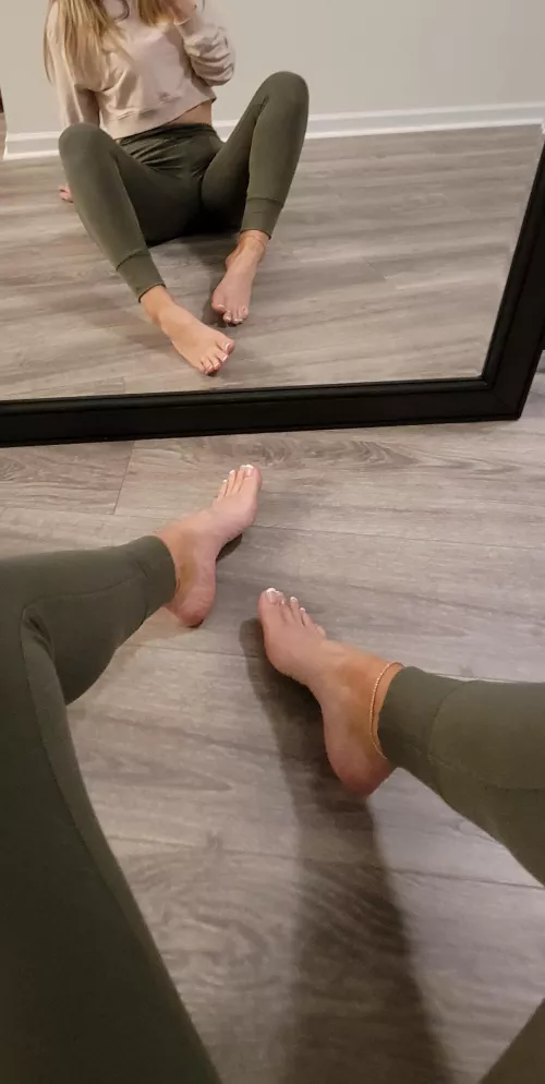 A little angle play, I loveeee teasing you with my arches and toes😈... how much longer can you handle the teasing, babe😏 DMs are Opennn by erixalune