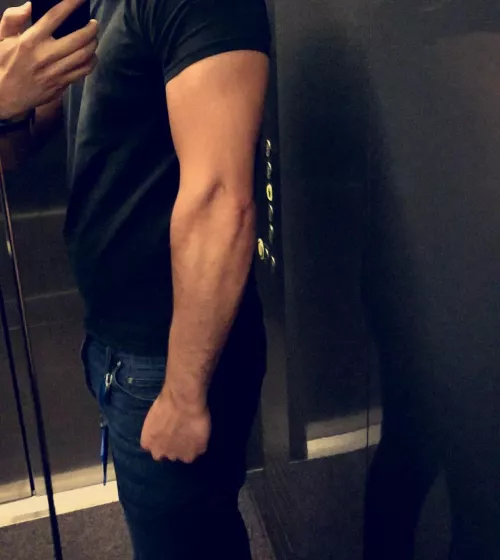 A little elevator mirror show by toonlad5helpnow