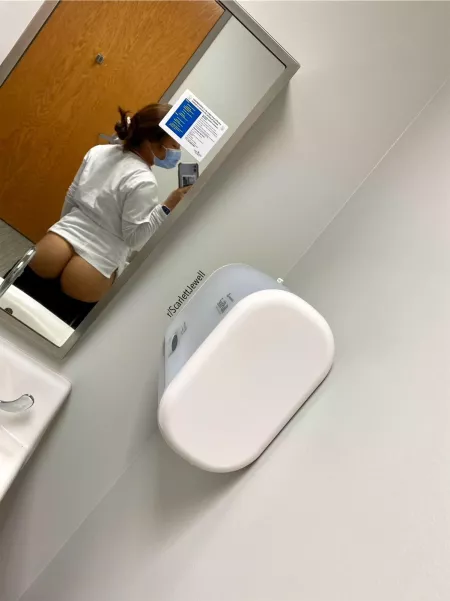 A little flash at work 🍑 I should see if this would help keep their heart rates up 😉 👩🏻‍⚕️[oc] by ScarlettJewell