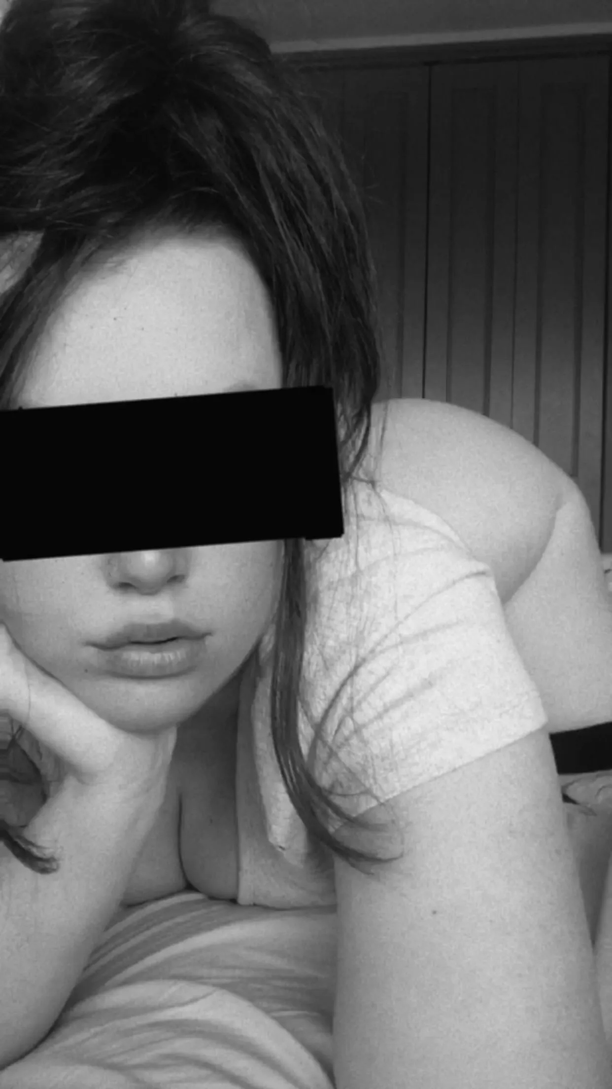 A little hip and boob cleavage 👅 posted by Emilygoeswild