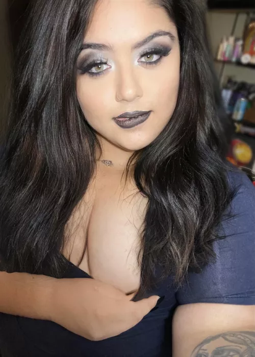 A little peek 🖤 (F25) by cremedelacreme___