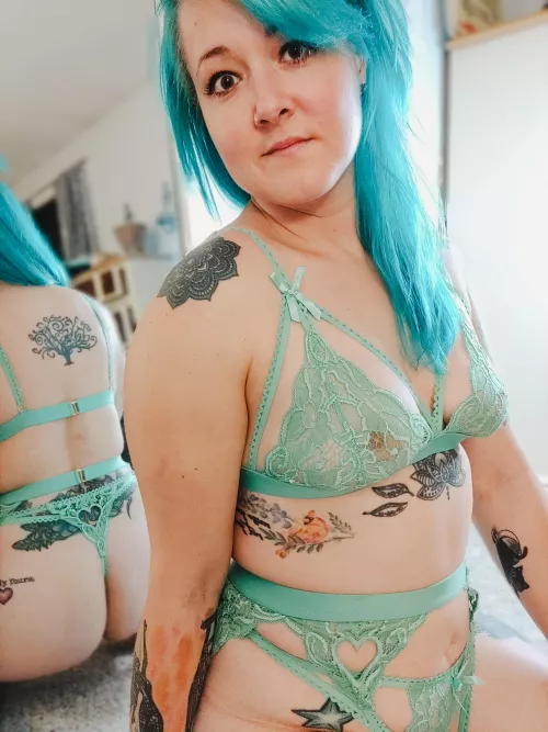 A little peekaboo butt! by gothic_popsicle