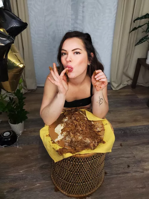 A little taste after I sat on it 😆 by Gwenbunnybun