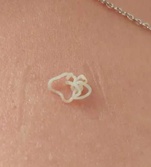 A little thing on my wife's shoulder. by isidrogio10