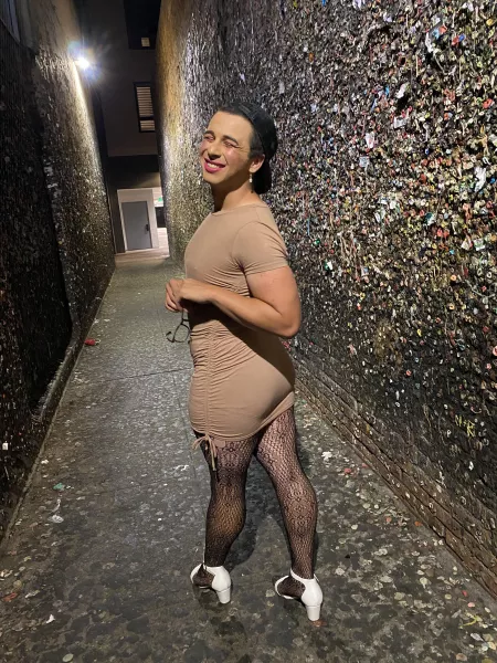 A lonely girl makes her way to LA 💞 by HgTrapAmanda13