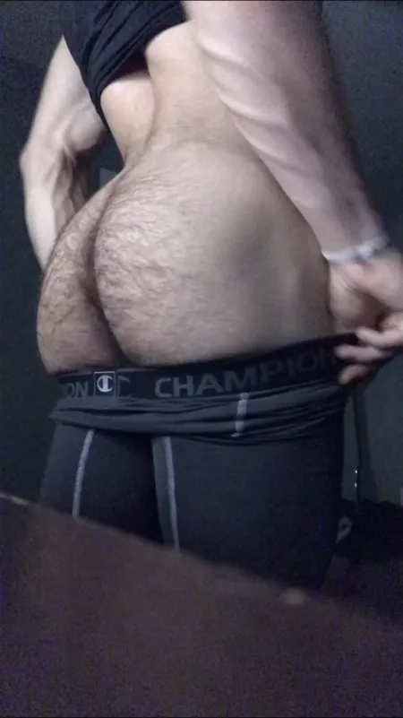 A lot of ass under these leggings ;) by Unusual-Atmosphere52