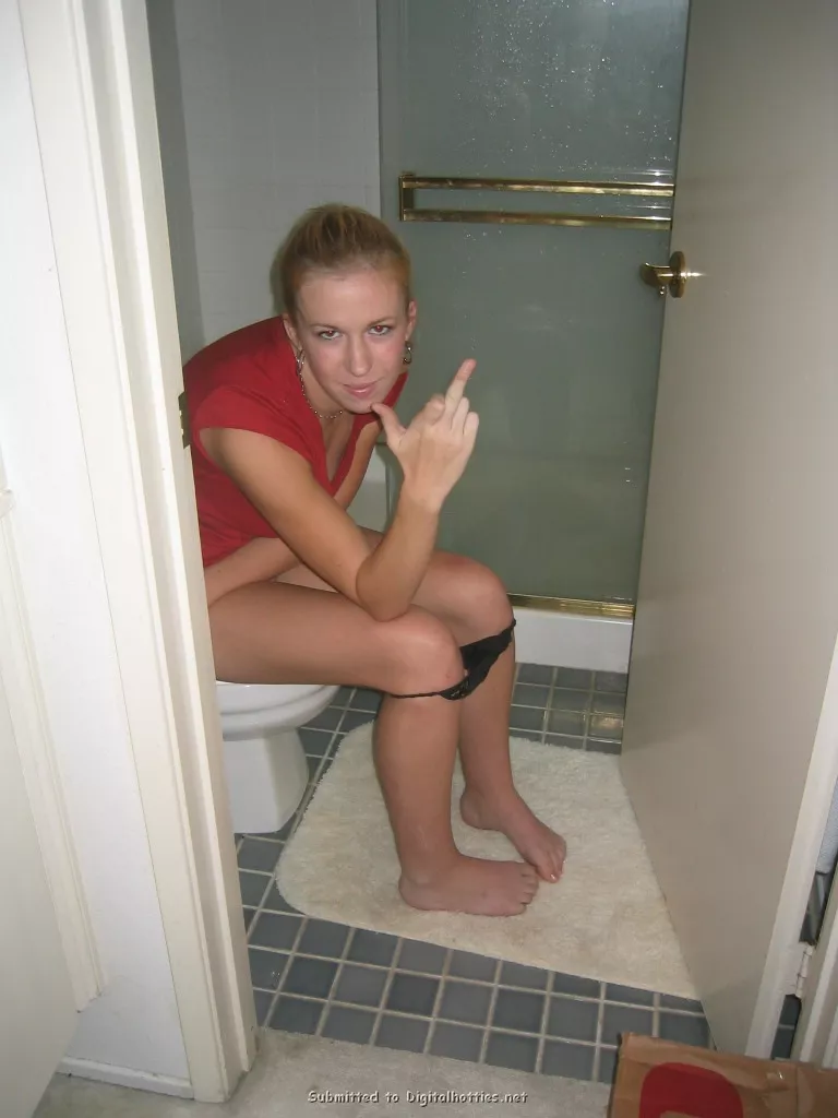 A Middle Finger Gun (AiC) posted by CatpainTpyos